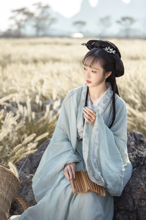 年轻漂亮的女士护士内衣 相关配图2